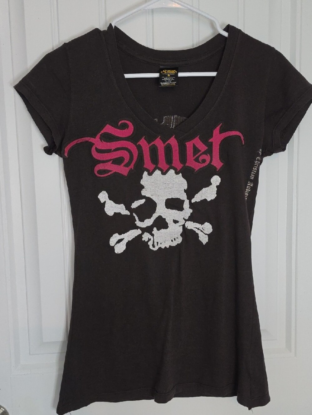 Smet Skull Graphic V-Neck Tee - Pink Accent